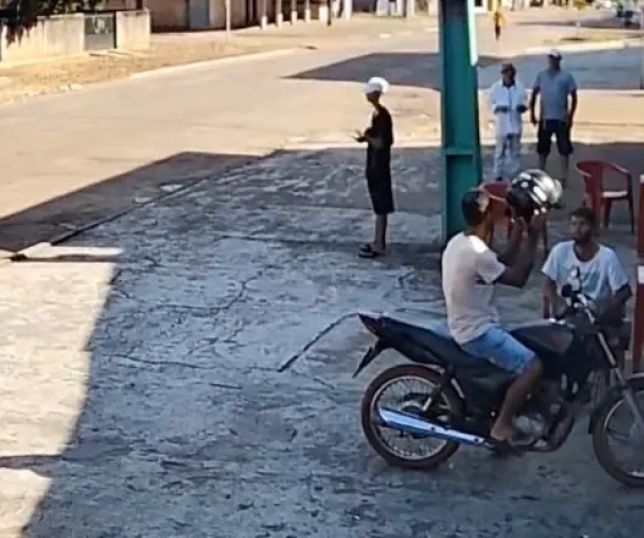 Vídeo mostra momento em que homem é morto com facada no pescoço após discussão. VEJA AS IMAGENS