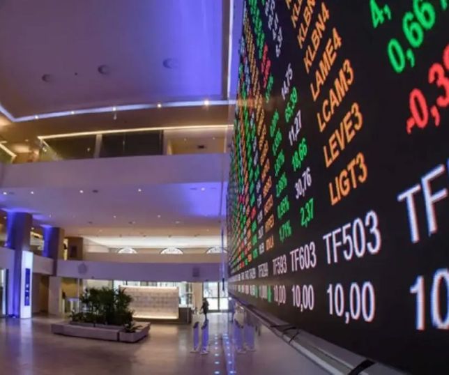 Bolsa fecha em queda e dólar volta a subir com pressão externa e cenário político