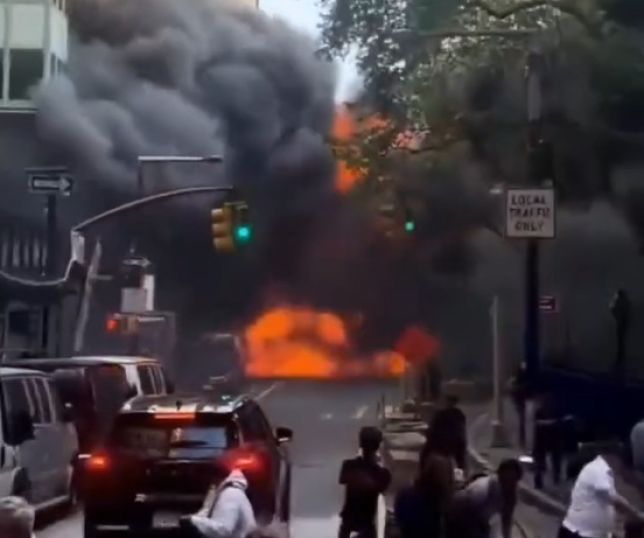 Carro pega fogo e explode em área movimentada de Nova York e causa pânico entre pedestres. VEJA VÍDEO