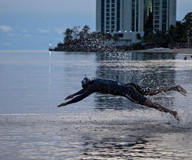 Nadador colombiano percorre rio Amazonas para alertar sobre poluição por plástico