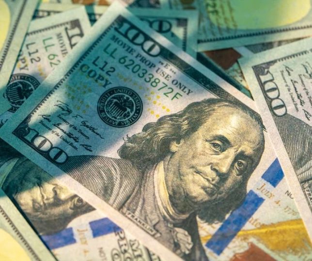 Dólar cai com influência do petróleo e mercado reage; Bolsa acompanha movimentação global