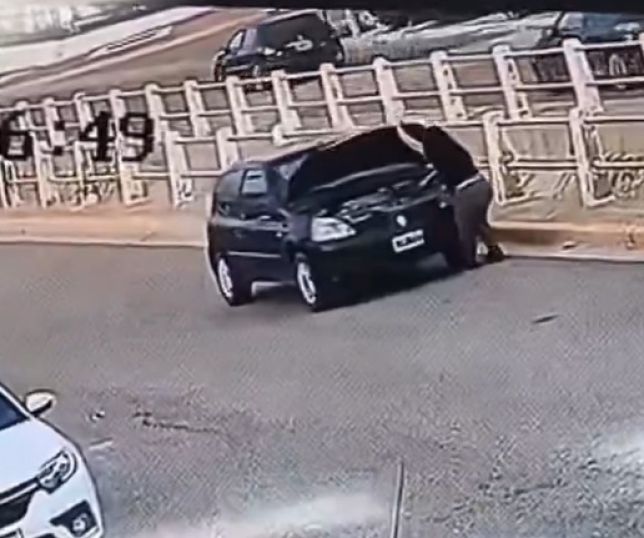 Mulher é atropelada e esmagada pelo próprio carro ao checar bateria na Argentina. VEJA VÍDEO