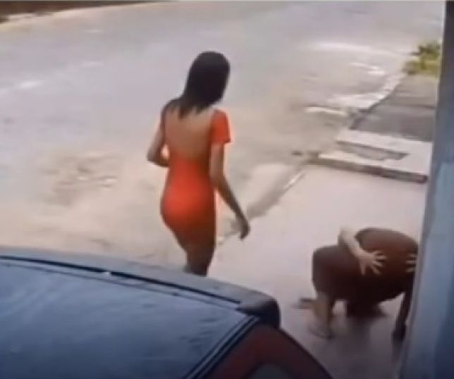 Mulher tenta acalmar amiga em surto durante caminhada em rua de Itamaraju e cena chama atenção. VEJA VÍDEO