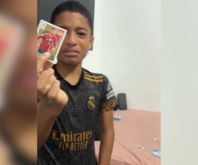 Menino se emociona ao tirar figurinha rara de Cristiano Ronaldo e vídeo viraliza nas redes. VEJA VÍDEO