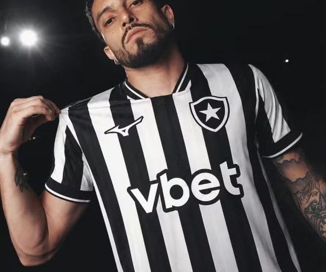 Botafogo lança primeiro uniforme em parceria com a Mizuno e anima torcida. VEJA VÍDEO