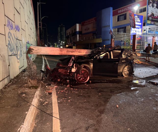 Polo fica destruído após acidente no viaduto Miguel Arraes, Zona Centro-Sul de Manaus. VEJA VÍDEO