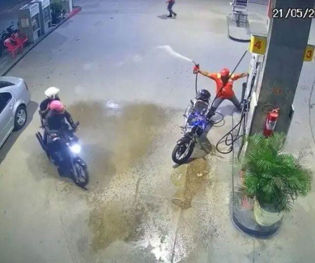 Frentista reage com mangueira de combustível durante assalto a posto na Paraíba. VEJA VÍDEO