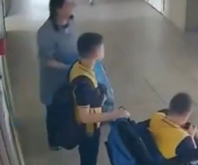 Vice-diretor carrega aluno cadeirante nas costas após elevador quebrar em escola na Turquia. VEJA AS IMAGENS 