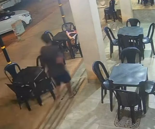 Criança de 8 anos tem celular arrancado das mãos em frente a hamburgueria no Distrito Federal. VEJA VÍDEO