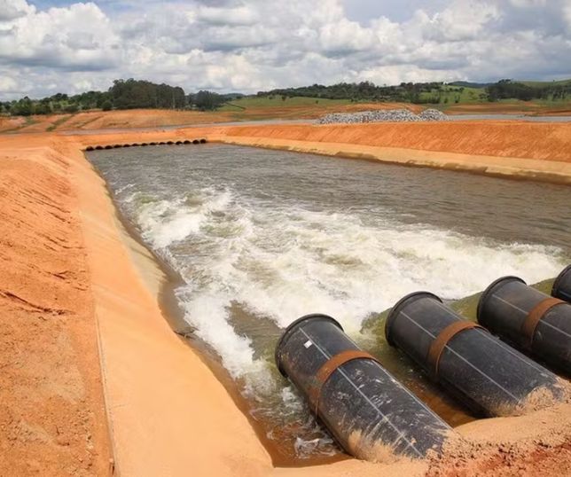Cantareira entra no período de seca com pior nível em 10 anos, enquanto Sabesp aumenta captação