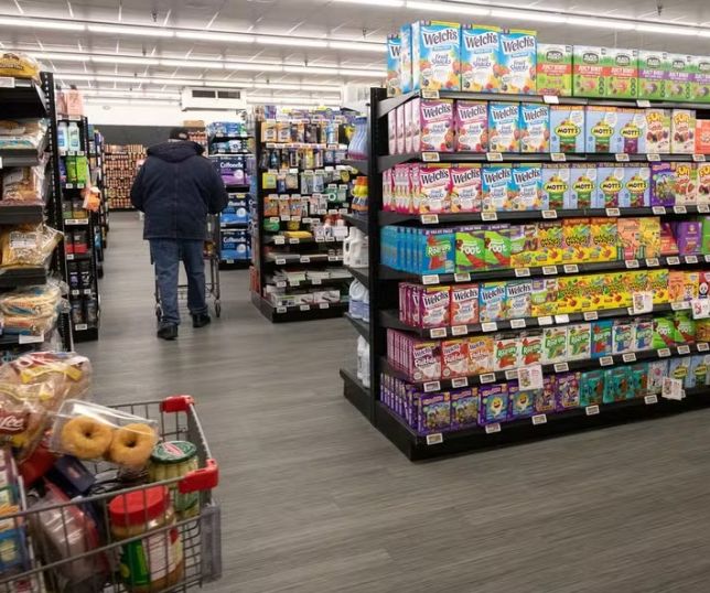 Custo de vida: 61% dos americanos tiveram que cortar gastos no supermercado
