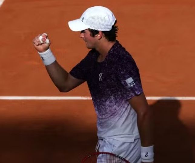 Após primeiro set decidido no tie-break, João Fonseca controla o jogo e estreia com vitória em Roland Garros