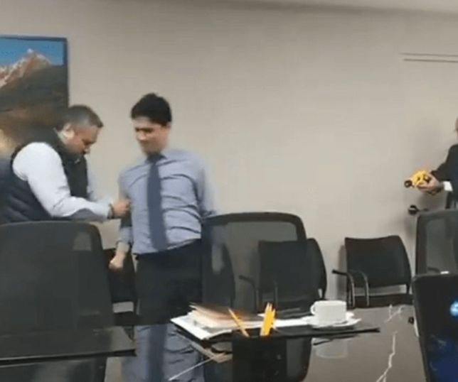 Prefeito no Peru vira alvo de críticas após usar arma de choque em assessor durante demonstração. VEJA VÍDEO