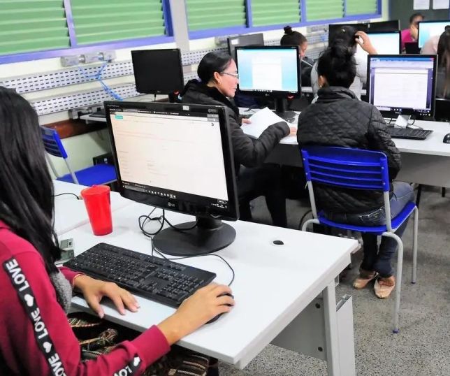 Brasil supera 100 mil escolas públicas com internet gratuita