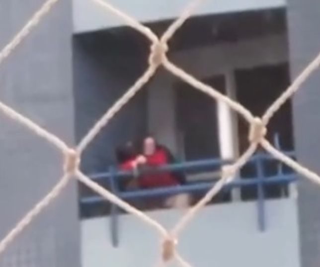 Casal é flagrado em atos obscenos na sacada de apartamento e caso gera revolta entre moradores. VEJA VÍDEO