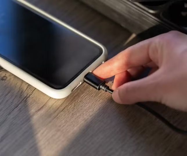 Por que o carregador do celular esquenta? Veja como evitar danos à bateria