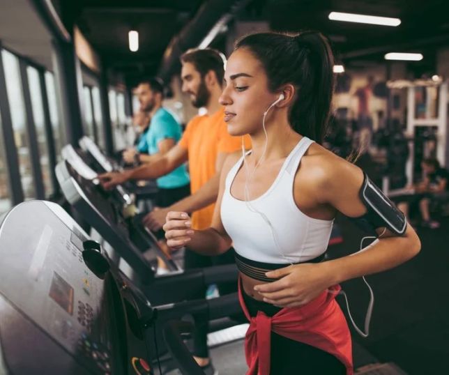 Academia lotada? Veja 5 formas de adaptar o treino sem perder rendimento