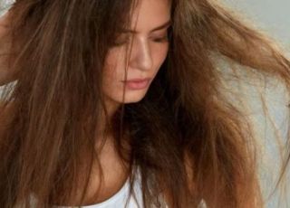 Cabelo opaco e quebradiço após sol e mar: entenda os danos e como recuperar os fios