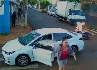 Moto explode após motociclista ser arremessado em grave acidente; vídeo circula nas redes. VEJA 