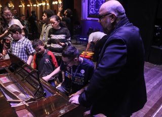 ''Mãos à Ópera'' leva experiência lúdica e inclusão ao palco do Teatro Amazonas