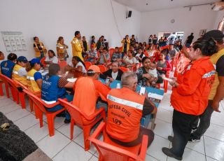 Famílias atingidas por incêndio no São Jorge recebem apoio emergencial da Prefeitura de Manaus