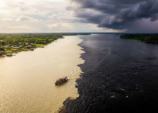 Amazonas entre a bonança e a bancarrota: a barca vai,  mas o casco range. Cuidado!