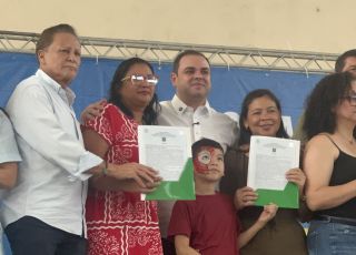Governador do Amazonas, Roberto Cidade entrega 800 títulos definitivos para o Conjunto Cidadão 12. VEJA REPORTAGEM DO 'PORTAL DO ZACARIAS'