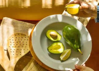 Chá de caroço de abacate com limão ganha fama por benefícios à saúde e ação antioxidante