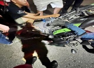 Bombeiros socorrem homem atropelado por carro e que ficou com pé preso à engrenagem da motocicleta na Zona Centro-Sul de Manaus. VEJA VÍDEO