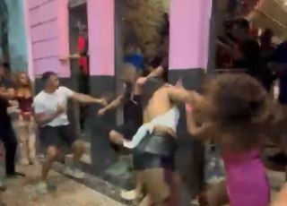 PAU QUEBROU! Homem e mulheres saem na mão em bar e vídeo da confusão viraliza nas redes sociais. VEJA AS IMAGENS