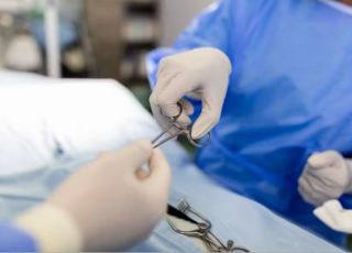 Mulher descobre tesoura esquecida no abdômen sete meses após cirurgia plástica
