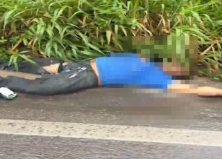 IMAGENS FORTES! Motociclista morre na hora após violenta colisão com caminhão-tanque no quilômetro 30 da rodovia BR-174, que liga Manaus a Presidente Figueiredo. VEJA VÍDEO