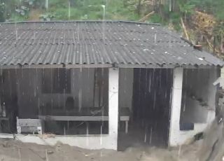Muro desaba durante temporal e casa é invadida pela água em Manaus. VEJA VÍDEOS E REPORTAGEM DO 'PORTAL DO ZACARIAS' AO VIVO