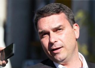 Flávio Bolsonaro admite contatos com banqueiro e diz que novos vídeos podem aparecer