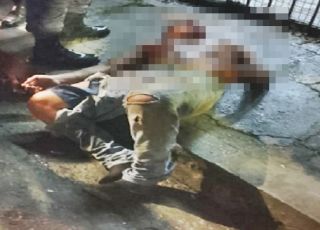 IMAGENS FORTES! Populares massacram homem pego roubando moradora no bairro Alfredo Nascimento, Zona Norte de Manaus. VEJA VÍDEO