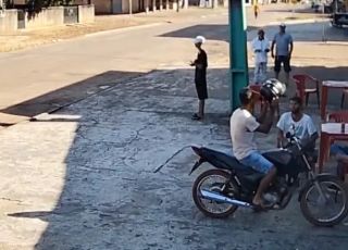Vídeo mostra momento em que homem é morto com facada no pescoço após discussão. VEJA AS IMAGENS