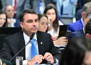 Ausência de Nikolas Ferreira chama atenção em reunião de Flávio Bolsonaro com bancada do PL
