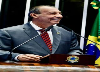 Omar Aziz cobra avanço de projeto para criar piso salarial de trabalhadores da educação