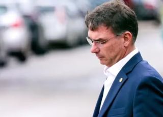 Flávio Bolsonaro teria segurado relação com ex-banqueiro até prazo eleitoral e caso gera pressão no PL