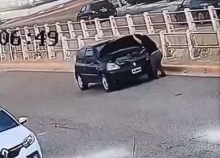 Mulher é atropelada e esmagada pelo próprio carro ao checar bateria na Argentina. VEJA VÍDEO