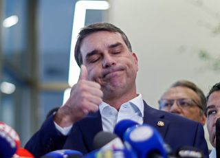 Flávio Bolsonaro articula viagem aos EUA em meio a crise política e tenta encontro com Trump