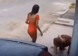 Mulher tenta acalmar amiga em surto durante caminhada em rua de Itamaraju e cena chama atenção. VEJA VÍDEO