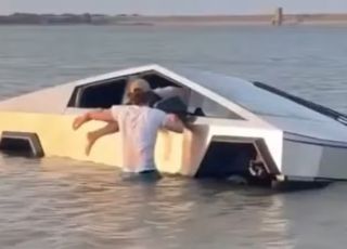 Motorista afunda Cybertruck em lago após confiar em ''modo travessia'' e acaba algemado. VEJA VÍDEO