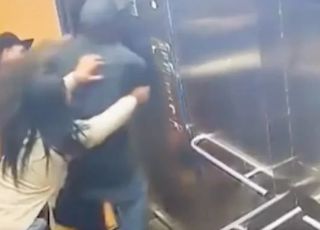 Manobrista impede feminicídio após mulher ser atacada a facadas pelo ex em condomínio. VEJA VÍDEO 