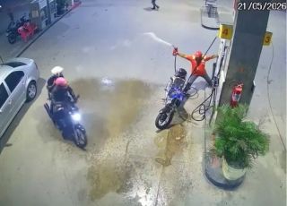 Frentista reage com mangueira de combustível durante assalto a posto na Paraíba. VEJA VÍDEO