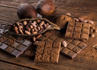 Chocolate amargo pode ajudar no combate ao envelhecimento, apontam especialistas