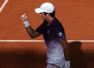 Após primeiro set decidido no tie-break, João Fonseca controla o jogo e estreia com vitória em Roland Garros