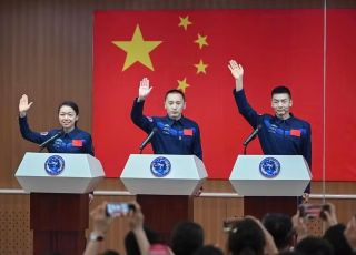 China lança missão com três astronautas e prevê permanência inédita de um ano em órbita; veja