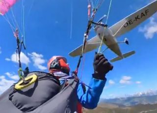 Colisão entre avião e parapente assusta turistas nos Alpes da Áustria. VEJA VÍDEO