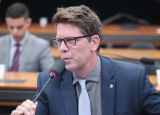 Ex-assessora acusa Mário Frias de receber parte de salários pagos pela Câmara